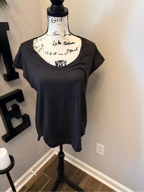Woman’s XL Lululemon Black Short Sleeve Scoop Neck Top